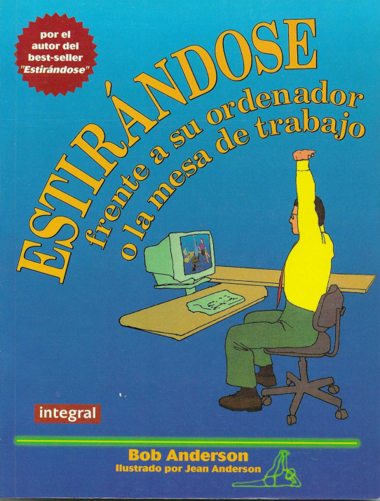 Estirádose frente a su ordenador o la mesa de trabajo.