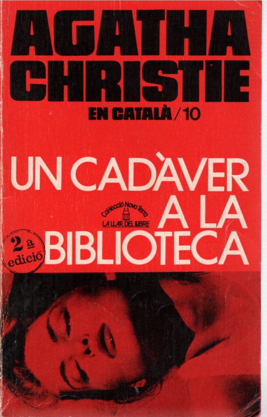 UN CADAVER A LA BIBLIOTECA